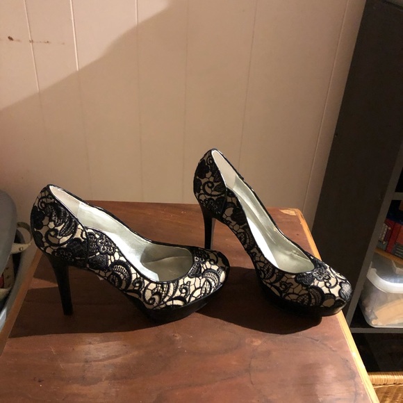 Ladies size 6 heels - Picture 5 of 5